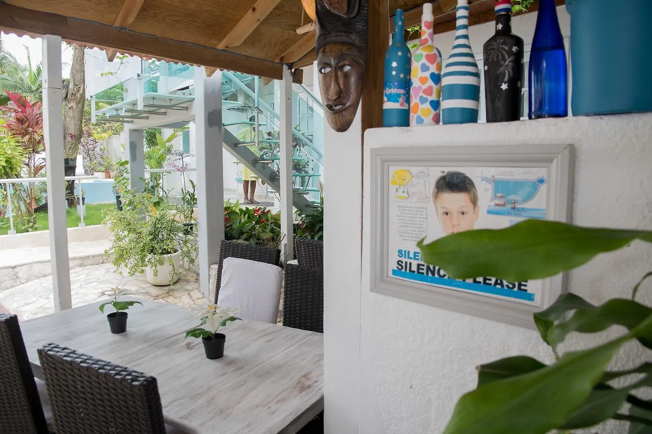 Hotel Neptuno's Refugio Boca Chica 3*,